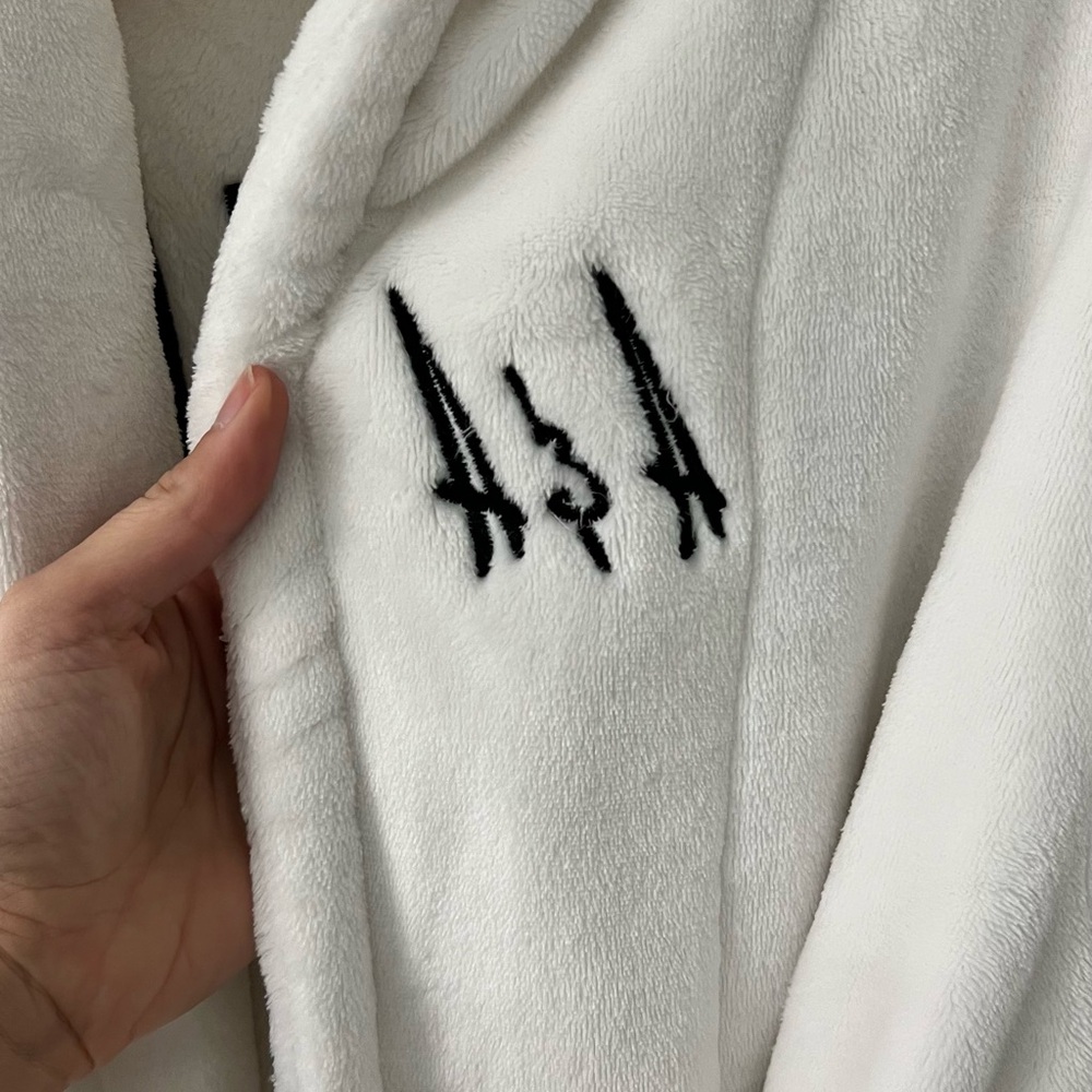 Angela & Alison prom White Plush Robe - Picture 4 of 5